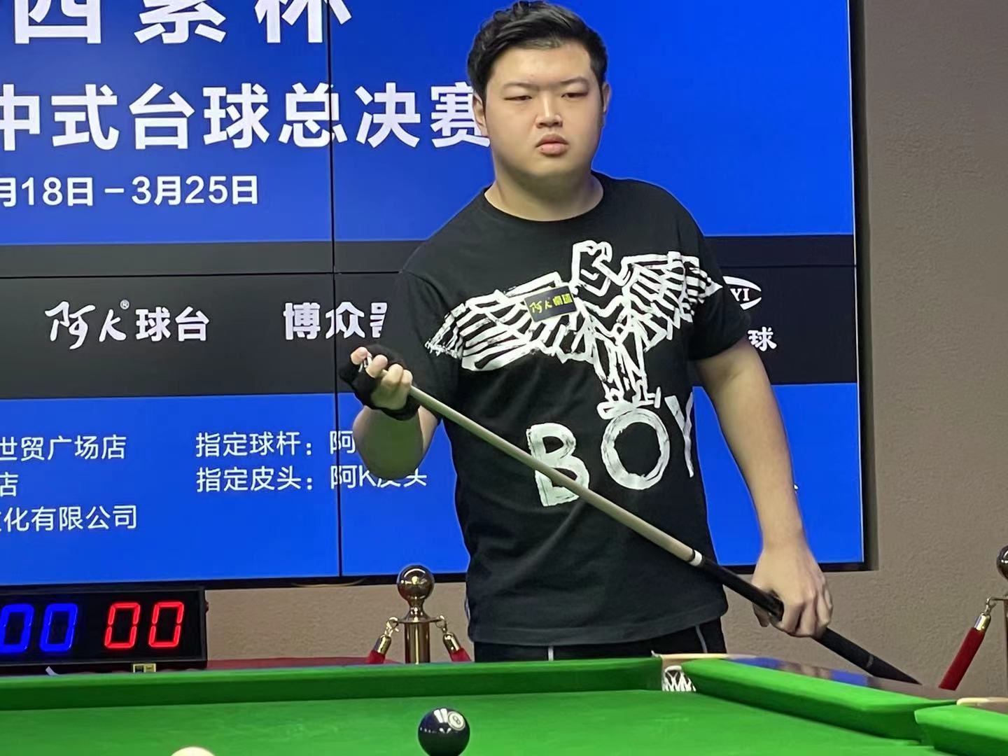 背景下的 背景下的